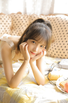 将舌头伸入她两腿间的花缝里